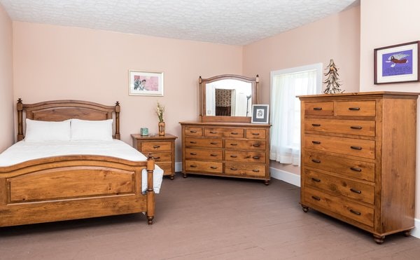 Amish Magpie 5-Piece Bedroom Set in Rustic Cherry